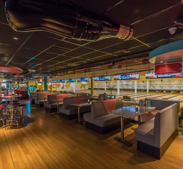 Een foto van het interieur van de bowlingbaan en 50's diner binnen Claus Park Collection